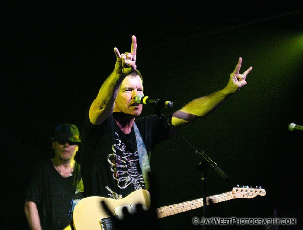 Dennis Quaid throwin' the Goat