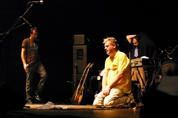 kneeling / Kazik Staszewski