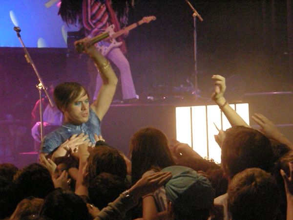 Kevin Barnes, crowdsurfing