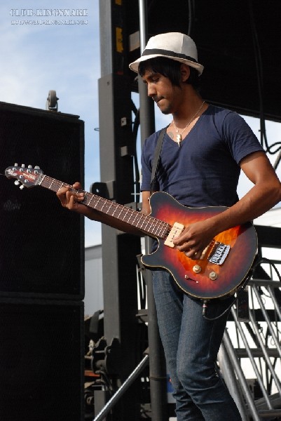 Meg and Dia For at The Vans Warped Tour.   August 11, 2007.