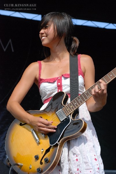 Meg and Dia For at The Vans Warped Tour.   August 11, 2007.