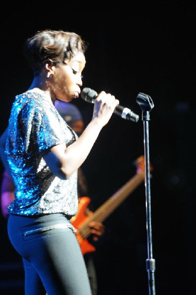 Estelle at the Bass Concert Hall