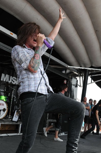 Greeley Estates on the Hurley Stage, Warped Tour, Verizon Wireless Amphithe