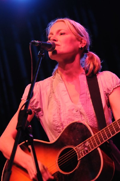 Kelly Willis at the Help Austin Help Haiti Benefit, Austin Music Hall