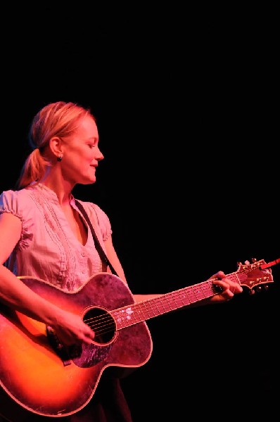 Kelly Willis at the Help Austin Help Haiti Benefit, Austin Music Hall