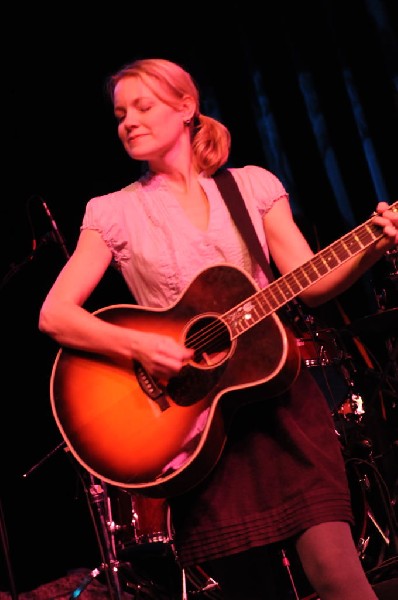 Kelly Willis at the Help Austin Help Haiti Benefit, Austin Music Hall