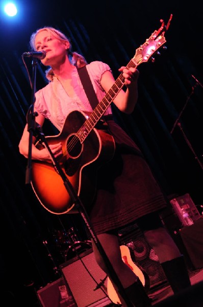 Kelly Willis at the Help Austin Help Haiti Benefit, Austin Music Hall