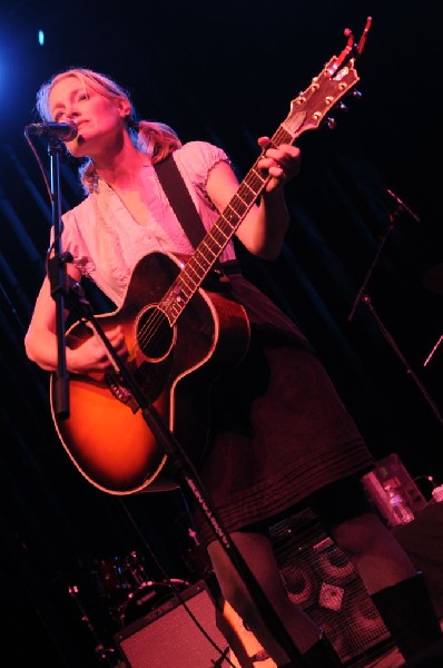 Kelly Willis at the Help Austin Help Haiti Benefit, Austin Music Hall