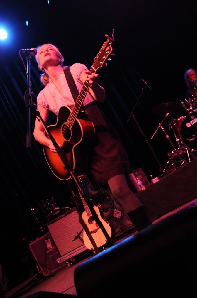 Kelly Willis at the Help Austin Help Haiti Benefit, Austin Music Hall