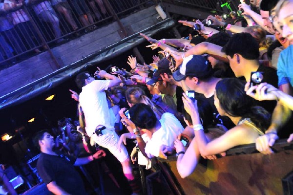 Weezer at Stubb's BarBQ, Austin, Texas 06/07/11 - photo by Jeff Barringer